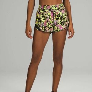 Lululemon Women's 14 Hotty Hot High-Rise Lined Short Yellow Black